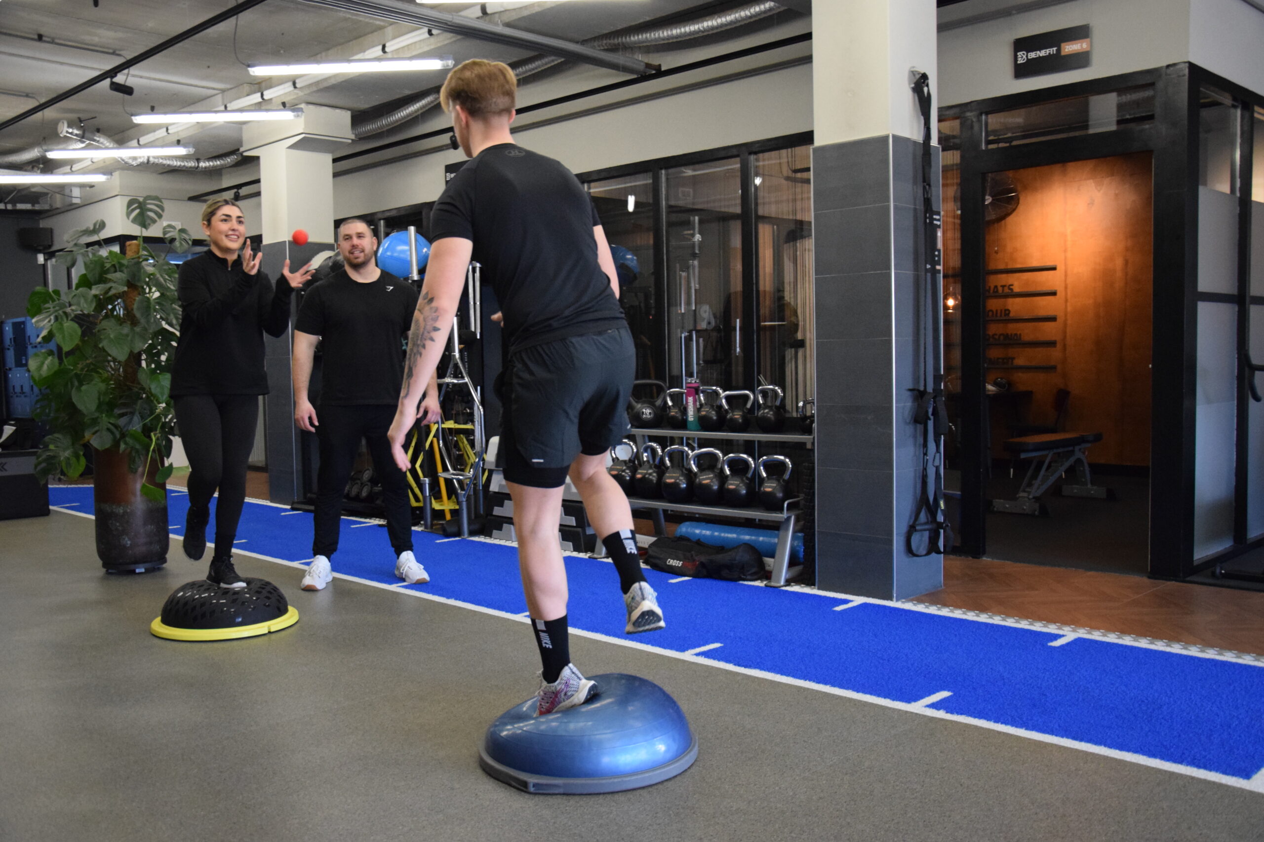 Trainer/coach is giving cues while performing stability exercises mixed with coordination during a duo pt session